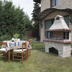 Barbecue da giardino Mediteraneo Mare (Carbone/Legno, 153x75x217 cm, pietra naturale Rhodos, mattone)