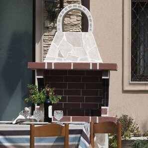 Barbecue tradizionale da giardino (Carbone/Legno, 100x60x210 cm, pietra naturale Rhodos, mattone)