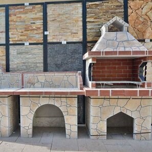 Set di mobili da giardino, tradizionale (barbecue medio, carbone/legno, tavolo, lavello) - pietra poligonale, mattone