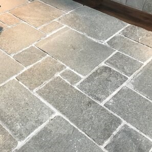 Ardesia Kavala tagliata a mano modello romano Natur, 2.5-4.5 cm