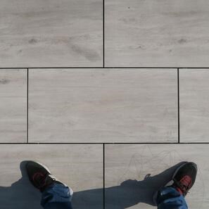 Pietra sinterizzata L'ALTRA PIETRA Foresta Grigio, 40 X 80 X 2 cm, R11 - Antiscivolo per uso esterno