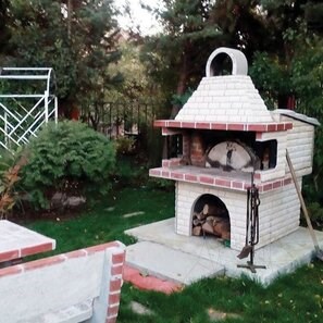 Barbecue + Forno integrato Mediteraneo (Carbone/Legno, 208x120x155 cm, 1200 kg, pietra naturale Rhodos, mattone)