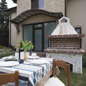 Barbecue tradizionale grande da giardino (Carbone/Legno, 153x70x210 cm, pietra naturale Rhodos, mattone)