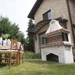 Barbecue tradizionale grande da giardino (Carbone/Legno, 153x70x210 cm, pietra naturale Rhodos, mattone)