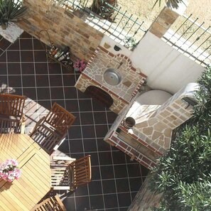 Barbecue tradizionale grande da giardino (Carbone/Legno, 153x70x210 cm, pietra naturale Rhodos, mattone)