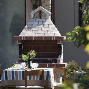 Barbecue mediterraneo medio da giardino (Carbone/Legno, 120x70x210 cm, pietra naturale Rhodos, mattone)
