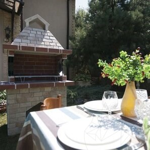 Barbecue mediterraneo medio da giardino (Carbone/Legno, 120x70x210 cm, pietra naturale Rhodos, mattone)