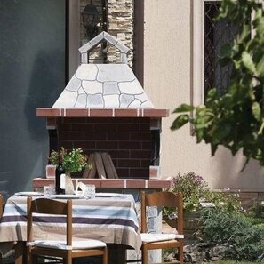 Barbecue tradizionale medio da giardino (Carbone/Legno, 120x70x210 cm, pietra naturale Rhodos, mattone)