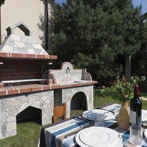 Barbecue tradizionale medio da giardino (Carbone/Legno, 120x70x210 cm, pietra naturale Rhodos, mattone)