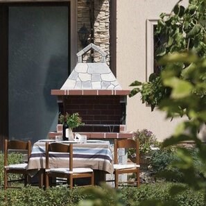 Barbecue tradizionale medio da giardino (Carbone/Legno, 120x70x210 cm, pietra naturale Rhodos, mattone)
