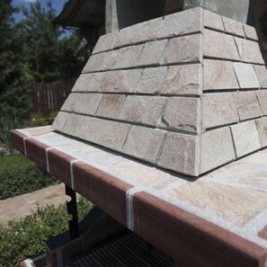 Piccolo barbecue mediterraneo da giardino (Carbone/Legno, 100x60x210 cm, pietra naturale Rhodos, mattone)