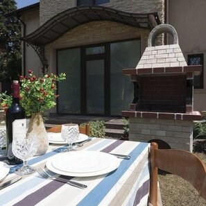 Piccolo barbecue mediterraneo da giardino (Carbone/Legno, 100x60x210 cm, pietra naturale Rhodos, mattone)