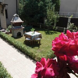 Barbecue mediterraneo medio da giardino (Carbone/Legno, 120x70x210 cm, pietra naturale Rhodos, mattone)