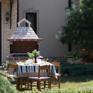 Barbecue mediterraneo medio da giardino (Carbone/Legno, 120x70x210 cm, pietra naturale Rhodos, mattone)