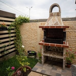 Barbecue tradizionale medio da giardino con ripiano (Carbone/Legno, 120x70x210 cm, pietra naturale Rhodos, mattone)