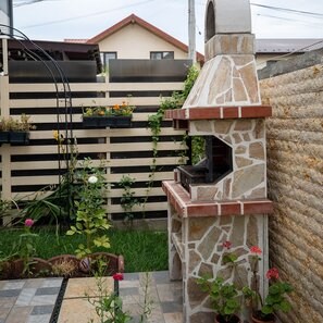 Barbecue tradizionale medio da giardino con ripiano (Carbone/Legno, 120x70x210 cm, pietra naturale Rhodos, mattone)