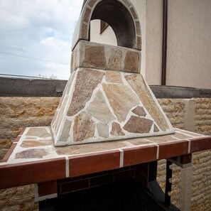 Barbecue tradizionale da giardino con ripiano (Carbone/Legno, 100x60x218 cm, pietra naturale Rhodos, mattone)