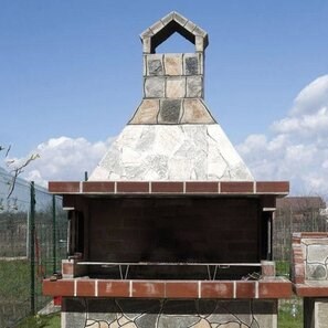 Barbecue tradizionale grande da giardino (Carbone/Legno, 153x70x210 cm, pietra naturale Rhodos, mattone)