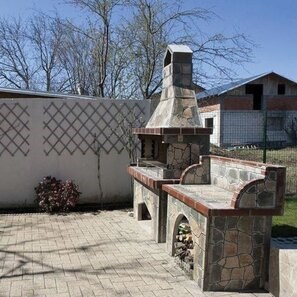 Barbecue tradizionale grande da giardino (Carbone/Legno, 153x70x210 cm, pietra naturale Rhodos, mattone)