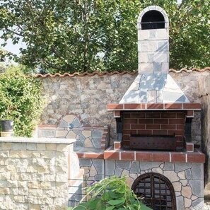 Barbecue tradizionale medio da giardino (Carbone/Legno, 120x70x210 cm, pietra naturale Rhodos, mattone)