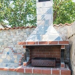 Barbecue tradizionale medio da giardino (Carbone/Legno, 120x70x210 cm, pietra naturale Rhodos, mattone)