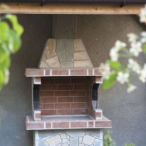 Barbecue tradizionale da giardino (Carbone/Legno, 100x60x210 cm, pietra naturale Rhodos, mattone)