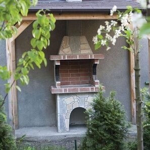 Barbecue tradizionale da giardino (Carbone/Legno, 100x60x210 cm, pietra naturale Rhodos, mattone)