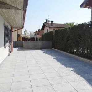 Pietra sinterizzata L'ALTRA PIETRA Colosseo Silvergrau, 60 X 60 X 2 cm, R11 - Antiscivolo per uso esterno