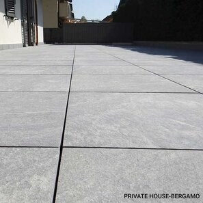 Pietra sinterizzata L'ALTRA PIETRA Colosseo Silvergrau, 60 X 60 X 2 cm, R11 - Antiscivolo per uso esterno