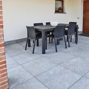 Pietra sinterizzata L'ALTRA PIETRA Colosseo Silvergrau, 60 X 60 X 2 cm, R11 - Antiscivolo per uso esterno