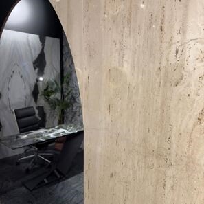 Lastra di travertino Romano tagliata a vena, riempimento epossidico, 2 cm