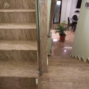 Travertino Latte Polisat 2 cm - Piani, gradini, smalti e pezzi personalizzati