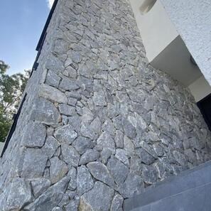 Rivestimento esterno in marmo Rock Face Blue a lastre irregolari