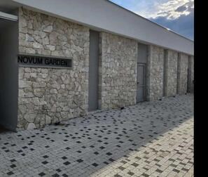 Rivestimento esterno in Travertino Rock Face Classic a lastre irregolari