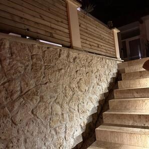 Rivestimento esterno in Travertino Rock Face Classic a lastre irregolari