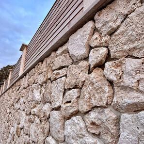 Rivestimento esterno in marmo Rock Face Ivory a lastre irregolari