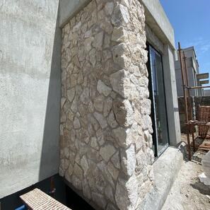 Rivestimento esterno in marmo Rock Face Ivory a lastre irregolari