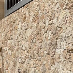 Rivestimento esterno in marmo Rock Face Ivory a lastre irregolari