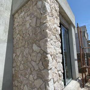 Rivestimento esterno in pietra Marmo Rock Face Yvory (Elemento angolare)