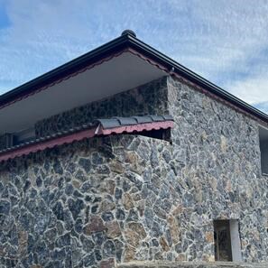 Rivestimento esterno in marmo Rock Face Lava Black a lastre irregolari