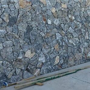 Rivestimento esterno in marmo Rock Face Lava Black a lastre irregolari