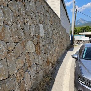 Rivestimento esterno in Travertino Rock Face Noce a lastre irregolari