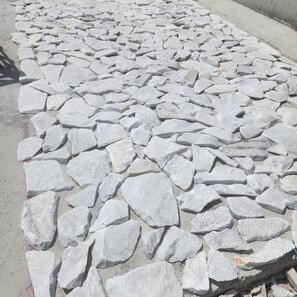 Rivestimento esterno in marmo Rock Face White a lastre irregolari