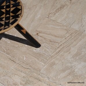 Tappetino in travertino striato beige con motivo francese, 1,2 cm