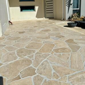 Crazy Paving Travertino Classico Burattato (9-10 pezzi/m²)