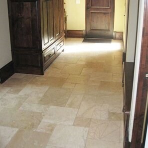 Travertino Classic Cross Cut, Non Riempito, Spazzolato & Bordo Scalpello, Set Pattern Francese 1,2 cm