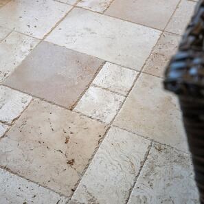Travertino Classic Cross Cut, Non Riempito, Spazzolato & Bordo Scalpello, Set Pattern Francese 1,2 cm