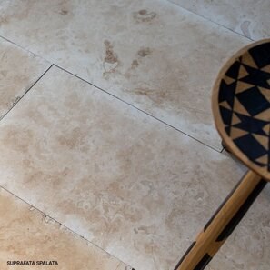 Travertino classico con taglio a croce spazzolato e chit, 61 x 30,5 x 1,2 cm