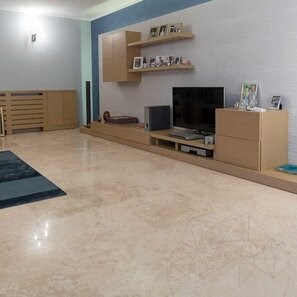 Classic PREMIUM Travertino lucido a taglio incrociato, 61 x 61 x 1,2 cm