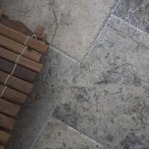 Set di croci in travertino argentato con motivo francese, spazzolato e cesellato, 1,2 cm